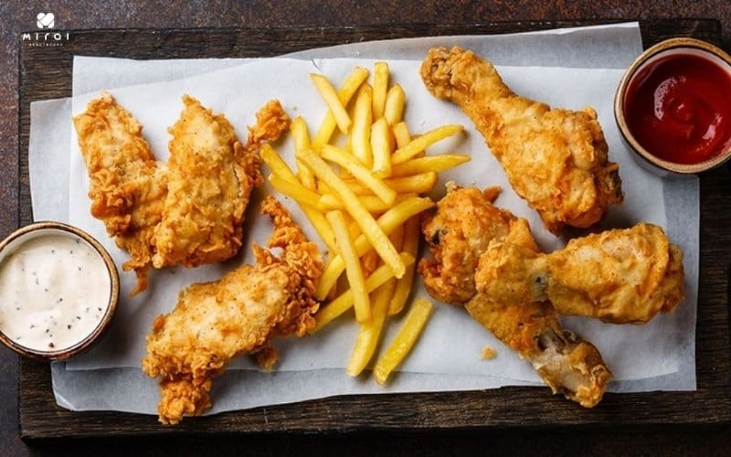 Ăn nhiều đồ ăn dầu mỡ khiến cholesterol tăng cao