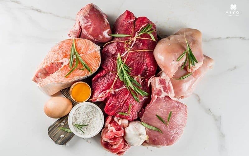 Cholesterol được cung cấp từ các loại thịt, trứng,...