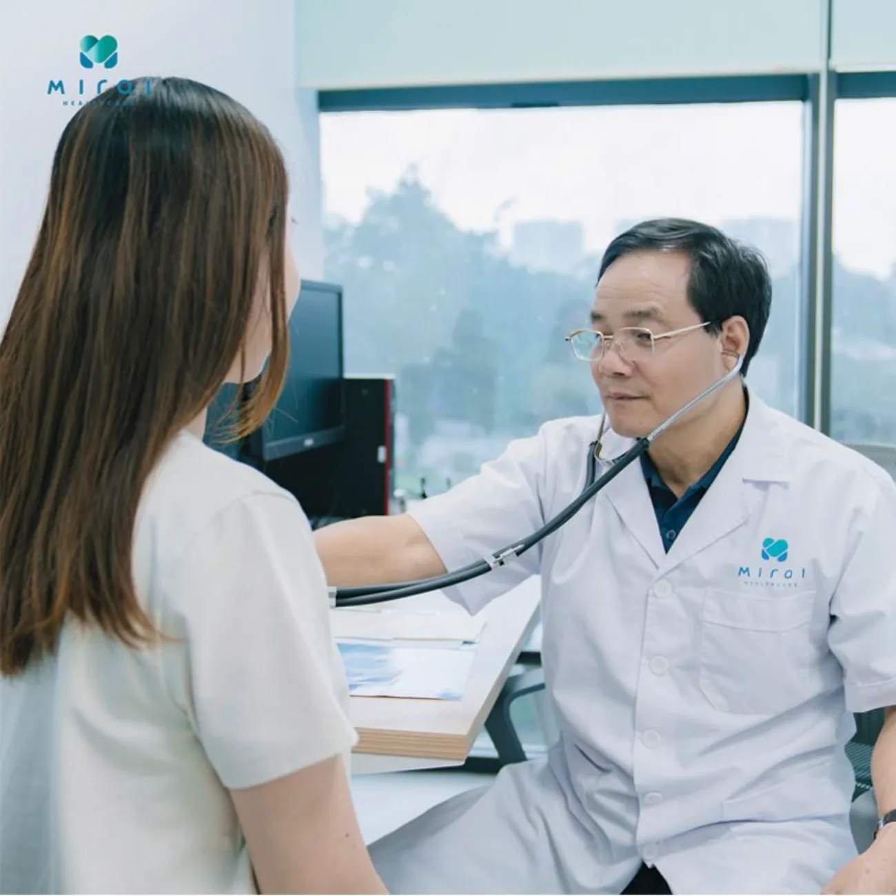 Thăm khám với bác sĩ tại các cơ sở y tế uy tín