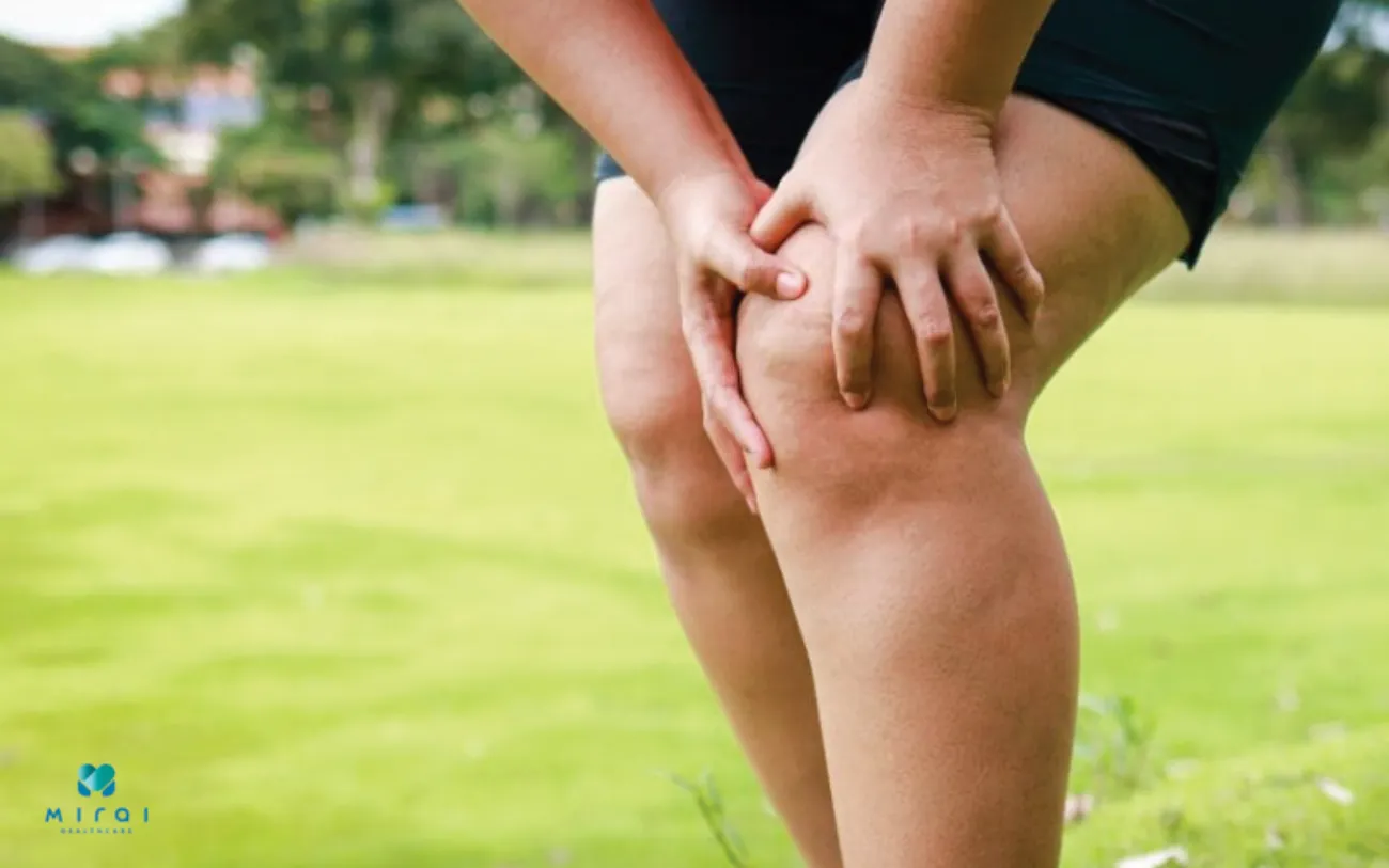 Thời điểm khớp gối phải chịu áp lực lớn nhất là khi đi lại, leo lên xuống cầu thang
