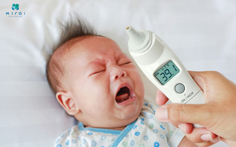 Trẻ sốt cao bất thường là dấu hiệu ba mẹ không thể chủ quan