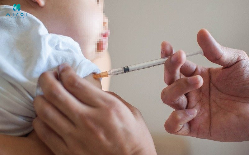 Tiêm vaccine đủ các mũi giúp phòng bệnh ho gà