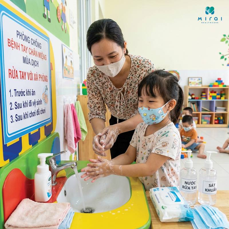 Rửa tay bằng xà phòng thường xuyên