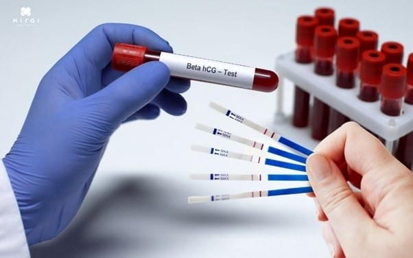 so-sanh-que-thu-thai-va-xet-nghiem-mau-phat-hien-co-thai