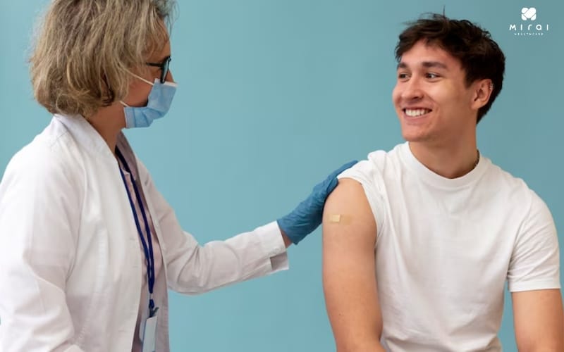 Thăm khám sức khỏe định kỳ để kiểm soát mức cholesterol