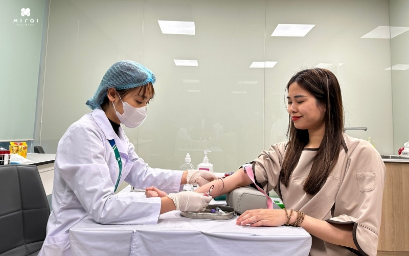 Nữ cần xét nghiệm máu để đánh giá tiểu đường, chức năng gan,...
