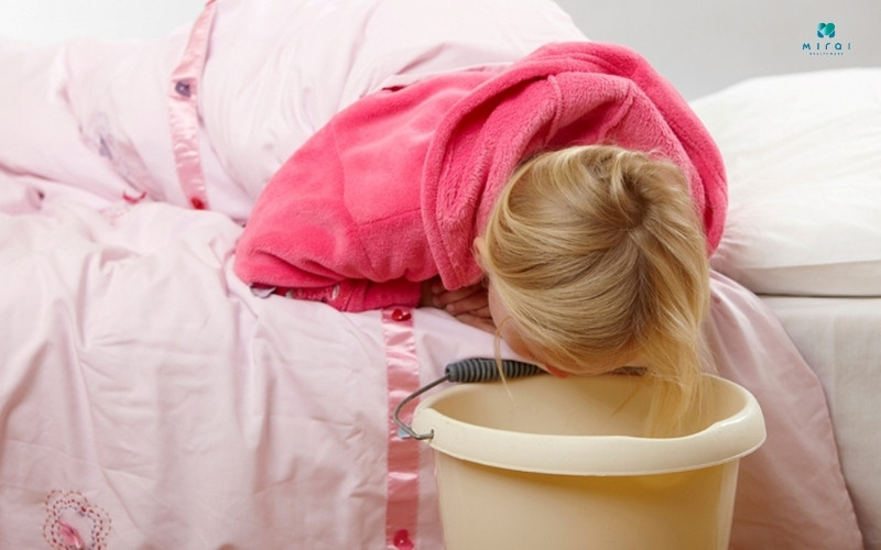 Nôn ói là dấu hiệu của sốt xuất huyết giai đoạn nặng