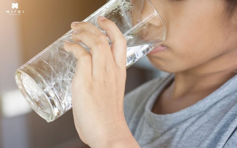 Uống đủ nước mỗi ngày để bảo vệ thận